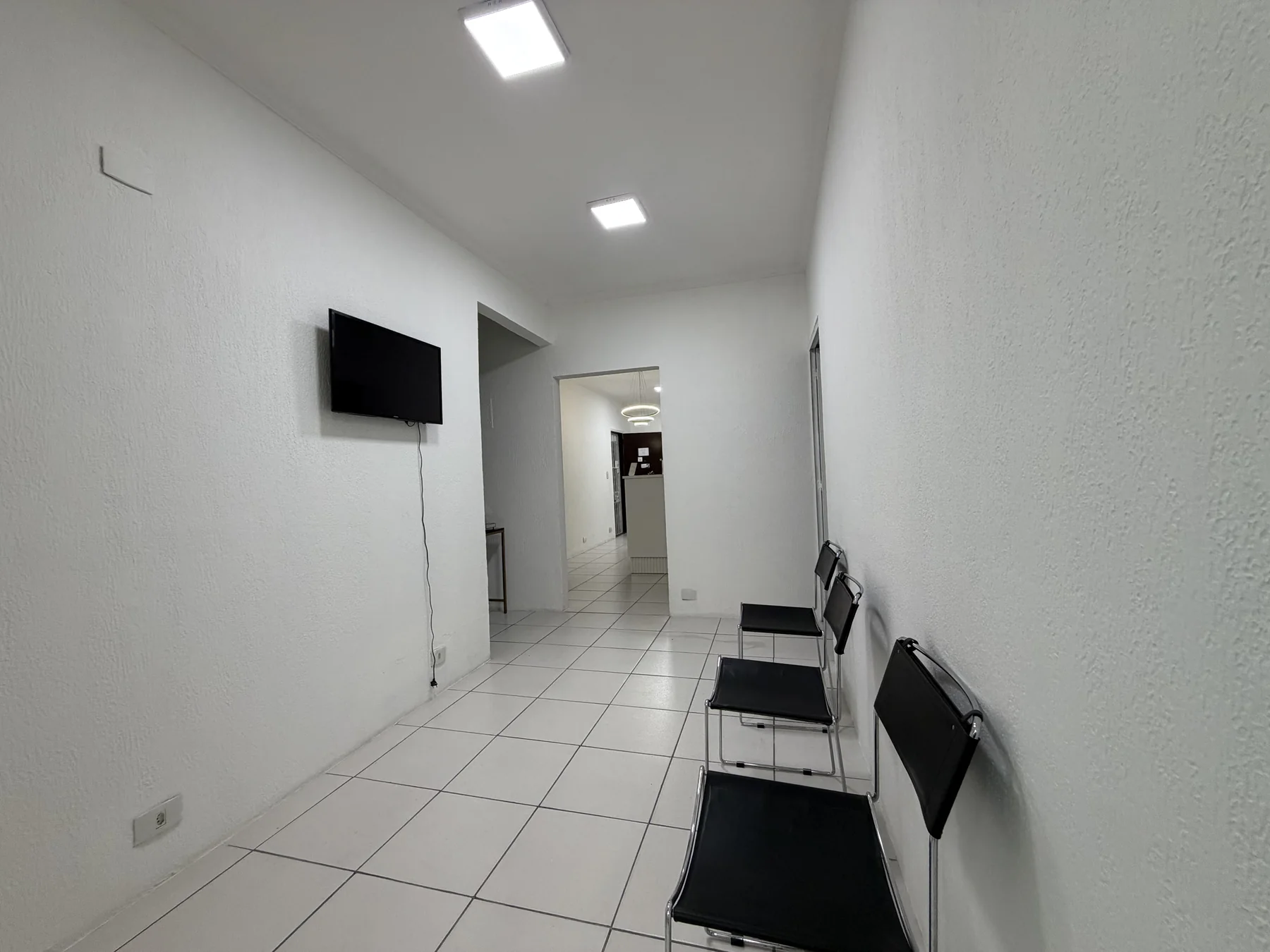 Área de espera e circulação da B Clinic